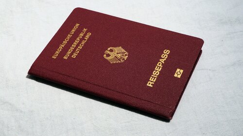 Haftet die Gemeinde, wenn ein wiedergefundener Reisepass noch immer zur Fahndung ausgeschrieben ist und deshalb eine Fernreise platzt?