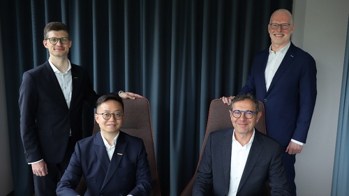 v. l. n. r. Philipp Hempel, Executive Director von Geely Auto Deutschland, Zack Zhang, Managing Director Deutschland & CPO Geely Auto Europe, Michel Thebault, CEO von Consors Finanz, Bernd Brauer, Head of Mobility von Consors Finanz