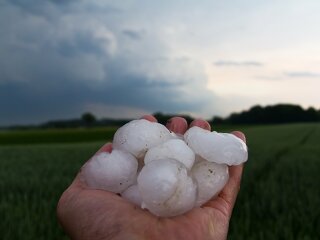 Der Deutsche Wetterdienst (DWD) warnt vor Unwettern mit Hagel im Nordwesten Deutschlands. Die Hagelsaison beginnt. (Symbolbild)