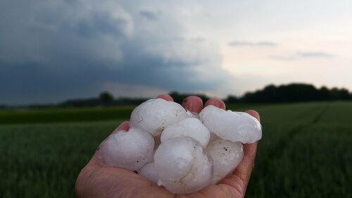 Der Deutsche Wetterdienst (DWD) warnt vor Unwettern mit Hagel im Nordwesten Deutschlands. Die Hagelsaison beginnt. (Symbolbild)