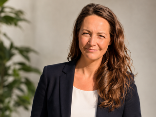 Johanna Bartsch, Leiterin Projekt- und Vertriebsmanagement, wird mit gleichen Aufgaben ab 1. Januar 2027 in den Vorstand der Jung, DMS & Cie. berufen.