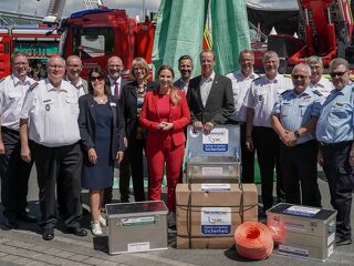 Gemeinsam im Einsatz für schnelle Hilfe nach Unwetterschäden: Die Innenministerin von Schleswig-Holstein, Magdalena Finke (Mi.), der Innen-Staatssekretär von Mecklenburg-Vorpommern, Dr. Christian Frenzel (Mi.re), und Provinzial- Vorstandsmitglied Sabine Krummenerl (6.v.li.) freuten sich mit den Vertretern der Landesfeuerwehrverbände über die Realisierung des Notdachprojekts in ihren Bundesländern.
