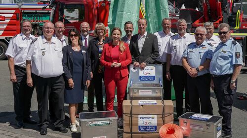 Gemeinsam im Einsatz für schnelle Hilfe nach Unwetterschäden: Die Innenministerin von Schleswig-Holstein, Magdalena Finke (Mi.), der Innen-Staatssekretär von Mecklenburg-Vorpommern, Dr. Christian Frenzel (Mi.re), und Provinzial- Vorstandsmitglied Sabine Krummenerl (6.v.li.) freuten sich mit den Vertretern der Landesfeuerwehrverbände über die Realisierung des Notdachprojekts in ihren Bundesländern.