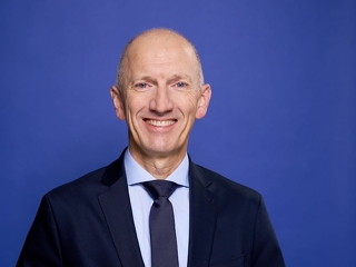 „Nicht beitragsgedeckte Leistungen sollten sachgerecht aus dem Steueraufkommen finanziert werden und nicht aus Beiträgen von Arbeitnehmenden und Arbeitgebenden“, erklärte Alexander Gunkel auf der Bundesvertreterversammlung