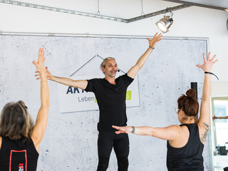 Stress entsteht nicht nur im Kopf. Bewegungstherapeut Ioannis Giannikakis erklärt, warum echte Stressresilienz im Körper beginnt und wie kleine Veränderungen große Wirkung entfalten können.