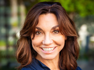 Barbara Liebermeister leitet das Institut für Führungskultur im digitalen Zeitalter (IFIDZ), Wiesbaden (www.ifidz.de). Sie ist u.a. Autorin des Buchs „Führen mit Alpha Intelligence: Startklar für die Arbeitswelt der Zukunft“. Sie betreibt die beiden Podcasts „Digital ist egal… Was zählt bist DU!“ und „Business Secrets: Warum Frauen gelikt werden und Männern gefolgt wird!”.
