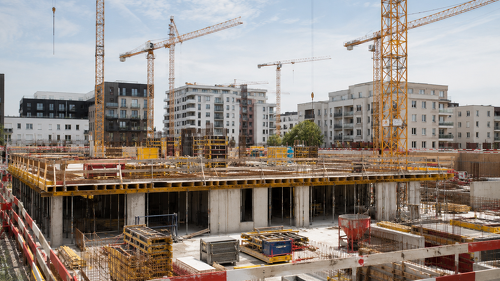 Der Wohnungsbau erhält wieder etwas mehr Aufträge. Trotzdem steigen die Stornierungen. Die Branche kämpft längst nicht mehr mit Materialmangel, sondern mit einem Vertrauensproblem.