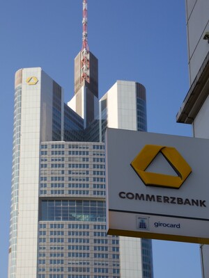 Blick von der Filiale Rossmarkt aufs Commerzbank-Hochhaus Frankfurt/Main