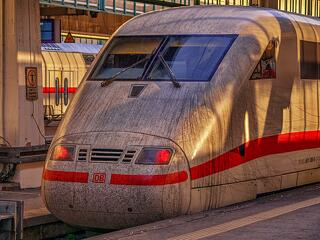 Ab einer Stunde Verspätung können Bahnreisende unter bestimmten Voraussetzungen eine Entschädigung verlangen. Darüber hinaus bestehen weitere Ansprüche auf Betreuung oder Erstattung.