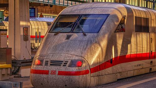 Ab einer Stunde Verspätung können Bahnreisende unter bestimmten Voraussetzungen eine Entschädigung verlangen. Darüber hinaus bestehen weitere Ansprüche auf Betreuung oder Erstattung.