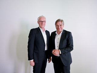 CHARTA-Vorstand Ulrich Neumann und Hartmut Goebel, Vorstand der germanBroker.net AG.