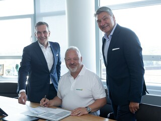 Patric Fedlmeier, stellvertretender Vorstandsvorsitzender im Provinzial Konzern unterzeichnet im Beisein der UKV-Vorstände Frank A. Werner (r.) und Martin Fleischer (l.), den Vertrag zur betrieblichen Krankenversicherung.