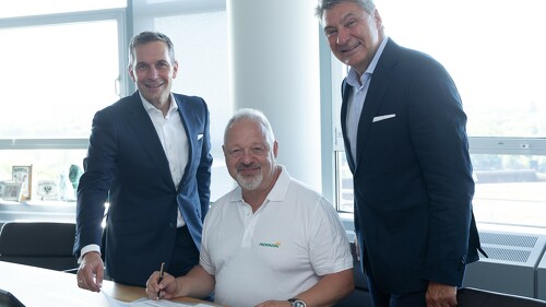 Patric Fedlmeier, stellvertretender Vorstandsvorsitzender im Provinzial Konzern unterzeichnet im Beisein der UKV-Vorstände Frank A. Werner (r.) und Martin Fleischer (l.), den Vertrag zur betrieblichen Krankenversicherung.