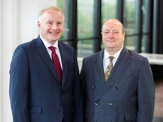 Die DEVK-Vorstände Martin Wierer (links) und Dirk Kopisch (rechts) betonen den Mehrwert einer betrieblichen Krankenversicherung für Beschäftigte und Arbeitgeber.