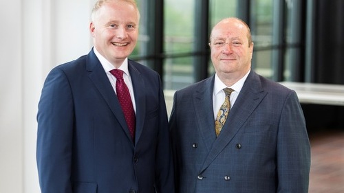 Die DEVK-Vorstände Martin Wierer (links) und Dirk Kopisch (rechts) betonen den Mehrwert einer betrieblichen Krankenversicherung für Beschäftigte und Arbeitgeber.