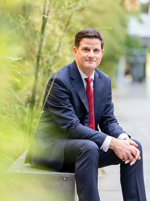 „Die lebenslange Rente ist ein klares Alleinstellungsmerkmal der Versicherer gegenüber Banken, Fondsanbietern, Neobrokern oder staatlichen Standardlösungen“, sagt Dr. Michael Zons, Vorstand für die Bereiche Leben und Komposit bei den DEVK Versicherungen.