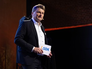 SDK-Vorstandsvorsitzender Dr. Ulrich Mitzlaff sieht das 100-jährige Jubiläum nicht nur als Anlass für einen Rückblick, sondern als Ausgangspunkt für die weitere Entwicklung des Unternehmens und den Zusammenschluss mit der Stuttgarter Versicherungsgruppe.