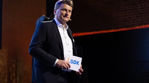 SDK-Vorstandsvorsitzender Dr. Ulrich Mitzlaff sieht das 100-jährige Jubiläum nicht nur als Anlass für einen Rückblick, sondern als Ausgangspunkt für die weitere Entwicklung des Unternehmens und den Zusammenschluss mit der Stuttgarter Versicherungsgruppe.