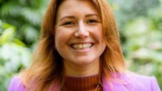 Charline Joost ist Vorstandsmitglied von The Generation Forest eG, einer Genossenschaft, die sich auf die nachhaltige Aufforstung und Bewirtschaftung von tropischem Regenwald spezialisiert hat.