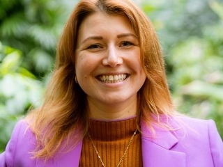 Charline Joost ist Vorstandsmitglied von The Generation Forest eG, einer Genossenschaft, die sich auf die nachhaltige Aufforstung und Bewirtschaftung von tropischem Regenwald spezialisiert hat.