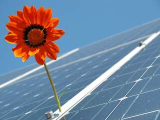 Photovoltaik-Anlagen und Batteriespeicher gelten als reale Infrastrukturinvestments. Unter bestimmten steuerlichen Voraussetzungen können sie neben langfristigen Ertragsperspektiven auch Liquiditätsvorteile in der Investitionsphase bieten.