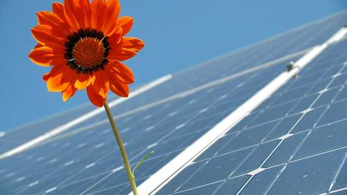 Photovoltaik-Anlagen und Batteriespeicher gelten als reale Infrastrukturinvestments. Unter bestimmten steuerlichen Voraussetzungen können sie neben langfristigen Ertragsperspektiven auch Liquiditätsvorteile in der Investitionsphase bieten.