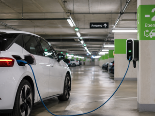 Sind Elektroautos in Tunneln und Tiefgaragen brandgefährlicher? Eine Umfrage von DA Direkt zeigt verbreitete Irrtümer. Was Experten zum Brandrisiko und zum Versicherungsschutz sagen.