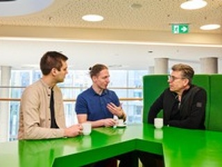 Persönliche Gespräche statt klassischer Erstbewerbung: Versicherer entwickeln neue Recruiting-Strategien, um im Wettbewerb um IT-Fachkräfte attraktiver zu werden. Die LVM setzt dabei auf Kaffee-Dates mit potenziellen Bewerbern (Szene nachgestellt).