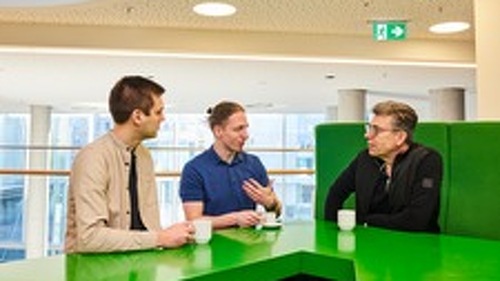 Persönliche Gespräche statt klassischer Erstbewerbung: Versicherer entwickeln neue Recruiting-Strategien, um im Wettbewerb um IT-Fachkräfte attraktiver zu werden. Die LVM setzt dabei auf Kaffee-Dates mit potenziellen Bewerbern (Szene nachgestellt).