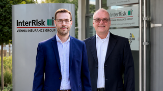 Dennis Kalkofen (links) ist neuer Leiter der Abteilung IT-Business- Transformation. Thomas Budny (re.) wurde zum Leiter des Rechnungswesens bei InterRisk ernannt.