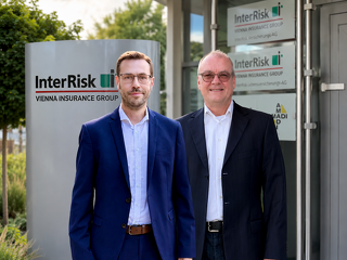 Dennis Kalkofen (links) ist neuer Leiter der Abteilung IT-Business- Transformation. Thomas Budny (re.) wurde zum Leiter des Rechnungswesens bei InterRisk ernannt.