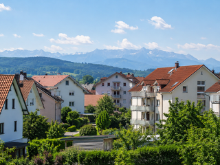 Die Preisdynamik auf dem süddeutschen Wohnungsmarkt verschiebt sich: Nicht mehr München oder Stuttgart treiben den Markt, sondern günstige Mittelstädte und ländliche Regionen. Entscheidend wird zunehmend die Finanzierbarkeit.