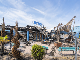 Das Feuer brach in der Nacht vom 8. auf den 9. Dezember 2024 aus und zerstörte die Salz- und Kristall-Therme des Miramar nahezu vollständig.