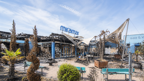 Das Feuer brach in der Nacht vom 8. auf den 9. Dezember 2024 aus und zerstörte die Salz- und Kristall-Therme des Miramar nahezu vollständig.