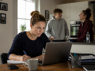 Mehr Homeoffice bedeutet nicht automatisch mehr Produktivität. Aktuelle Studien zeigen, warum Organisation, Datenschutz und Versicherungsschutz über den Erfolg hybrider Arbeit entscheiden.