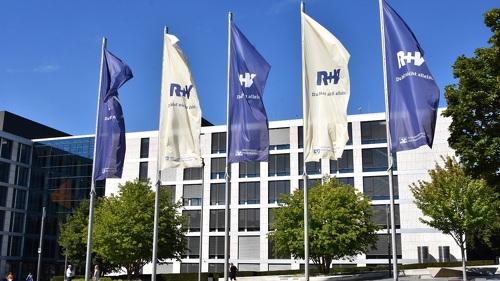 Die R+V steigert ihre Beitragseinnahmen im ersten Halbjahr 2026 um fünf Prozent. Besonders dynamisch entwickelt sich die betriebliche Altersversorgung mit einem Plus von über 20 Prozent im Neugeschäft.