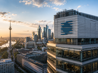 Munich Re erzielt im ersten Halbjahr 2026 einen Rekordgewinn. Zwischen den Zahlen zeigt sich eine strategische Entwicklung: Der Konzern verbreitert seine Ertragsbasis weit über das klassische Rückversicherungsgeschäft hinaus.