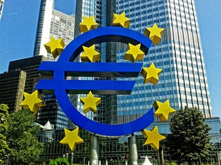 Die Europäische Zentralbank in Frankfurt: Eine mögliche Verdopplung der unverzinsten Mindestreserve könnte die Zinsausgaben der Notenbanken um rund vier Milliarden Euro jährlich senken – der BVR warnt vor den Folgen für Banken und Wettbewerb.