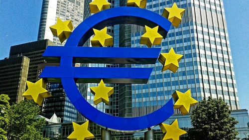 Die Europäische Zentralbank in Frankfurt: Eine mögliche Verdopplung der unverzinsten Mindestreserve könnte die Zinsausgaben der Notenbanken um rund vier Milliarden Euro jährlich senken – der BVR warnt vor den Folgen für Banken und Wettbewerb.