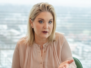 Wibke Becker, Generalbevollmächtigte und Leiterin Maklervertrieb beim Continentale Versicherungsverbund, spricht über Konsolidierung, neue Abhängigkeiten und die wachsenden Anforderungen im Maklermarkt.