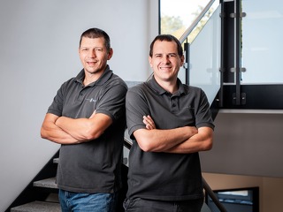 Stefan und Tobias Bierl bleiben nach dem Einstieg der blau direkt-Gruppe als Geschäftsführer der Finanzberatung Bierl an Bord. Künftig soll auch ihre BU-Expertise stärker für das blau direkt-Netzwerk nutzbar gemacht werden.