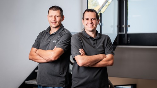 Stefan und Tobias Bierl bleiben nach dem Einstieg der blau direkt-Gruppe als Geschäftsführer der Finanzberatung Bierl an Bord. Künftig soll auch ihre BU-Expertise stärker für das blau direkt-Netzwerk nutzbar gemacht werden.