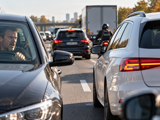 Das Verkehrsklima in Deutschland wird rauer: Drängeln, dichtes Einscheren und andere aggressive Verhaltensweisen nehmen zu. Besonders auffällig ist die Diskrepanz zwischen Selbst- und Fremdwahrnehmung – problematisch fahren aus Sicht vieler Verkehrsteilnehmer vor allem die anderen.