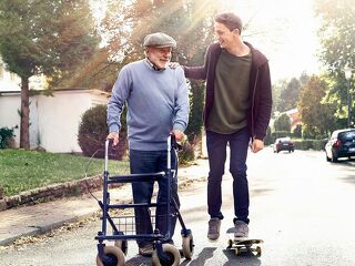 Pflegebedürftigkeit kann jeden treffen. Die Swiss Life Pflegerente unterstützt die Menschen dabei, ihre Versorgung finanziell selbstbestimmt zu gestalten.