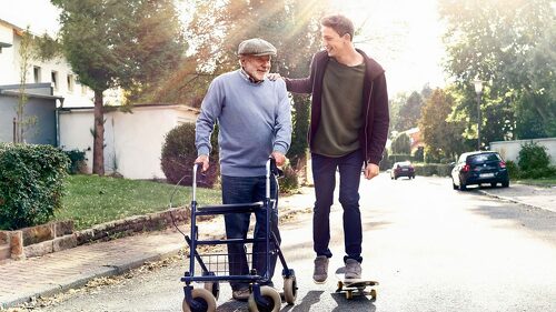 Pflegebedürftigkeit kann jeden treffen. Die Swiss Life Pflegerente unterstützt die Menschen dabei, ihre Versorgung finanziell selbstbestimmt zu gestalten.