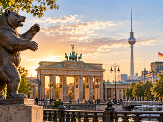 Nach der Berliner Abgeordnetenhauswahl rückt die Vergesellschaftung großer Wohnungsbestände wieder in den Fokus. Der vorliegende Gesetzentwurf sieht vor, dass bestehende Grundpfandrechte an betroffenen Immobilien erlöschen – Gläubiger sollen stattdessen über die Entschädigung berücksichtigt werden.