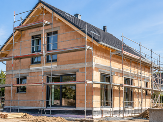 Steigende Bauzinsen und hohe Kaufnebenkosten erschweren die Finanzierung von Wohneigentum. Der Bauherren-Schutzbund fordert zusätzliche Entlastungen.