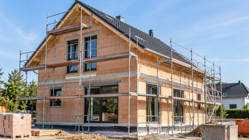 Steigende Bauzinsen und hohe Kaufnebenkosten erschweren die Finanzierung von Wohneigentum. Der Bauherren-Schutzbund fordert zusätzliche Entlastungen.