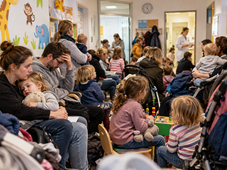 Volle Wartezimmer und steigende Gesundheitsausgaben: Der GKV-Schätzerkreis erwartet für 2027 dennoch einen stabilen rechnerischen Zusatzbeitrag von 2,9 Prozent.