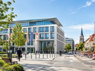Die Gewerbesteuer sinkt 2026 bereits um zwei Prozent. Gleichzeitig bleibt das kommunale Defizit bei 20,1 Milliarden Euro. Und mit schwächeren Jahresabschlüssen kann die nächste Belastung erst noch folgen.